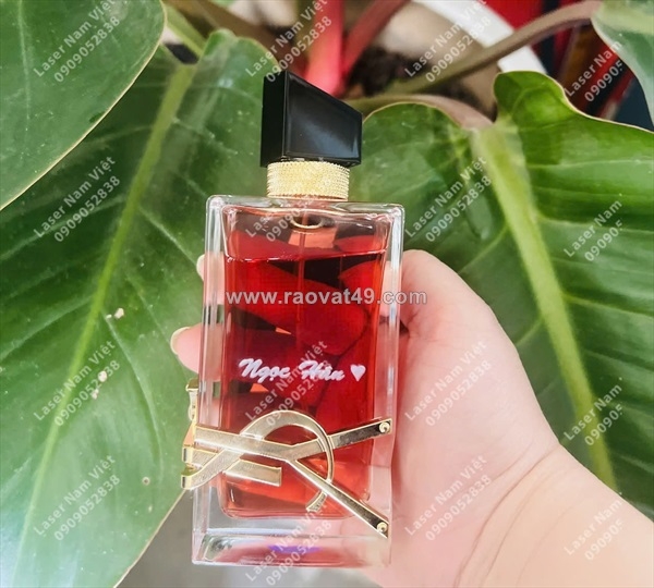 ~/Img/2026/7/khac-laser-chai-nuoc-hoa-qua-tang-ca-nhan-doanh-nghiep-theo-yeu-cau-01.jpg