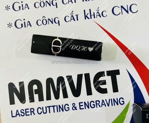 Khắc laser son môi theo yêu cầu – nhận từ 01 cây