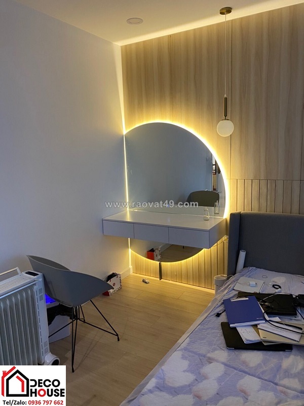 Mẫu gương trang điểm bán nguyệt treo tường tiết kiệm diện tích