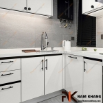 So sánh tay nắm tủ bếp âm và tay nắm tủ bếp nổi trong thiết kế