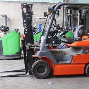 Xe nâng điện toyota 1.5 tấn – giải pháp tối ưu cho kho hàng hiện đại