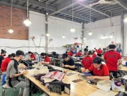 Đặt gia công quà tặng đồ da trực tiếp từ xưởng – tối ưu chi phí, đảm bảo chất lượng