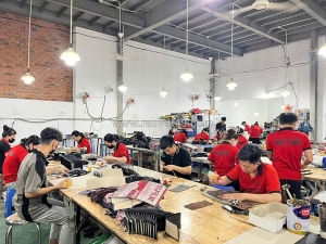 Đặt gia công quà tặng đồ da trực tiếp từ xưởng – tối ưu chi phí, đảm bảo chất lượng