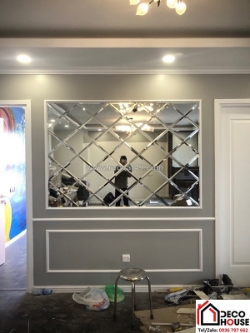 Gương màu trà ốp trần phòng khách có đẹp không? những mẫu đáng tham khảo