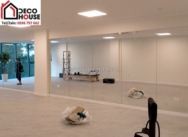 ~/Img/2026/8/guong-tap-nhay-cho-studio-ca-nhan-dep-va-hien-dai-01.jpg