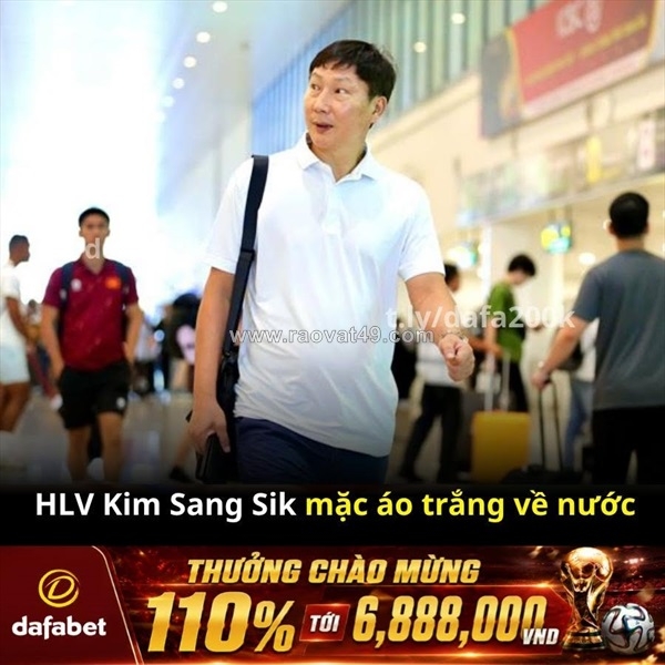 ~/Img/2026/8/hlv-kim-sang-sik-lai-mac-ao-trang-khi-ve-nuoc-01.jpg
