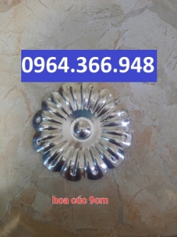 Hoa cúc chấm sắt tôn tạo nét riêng cho hoa văn