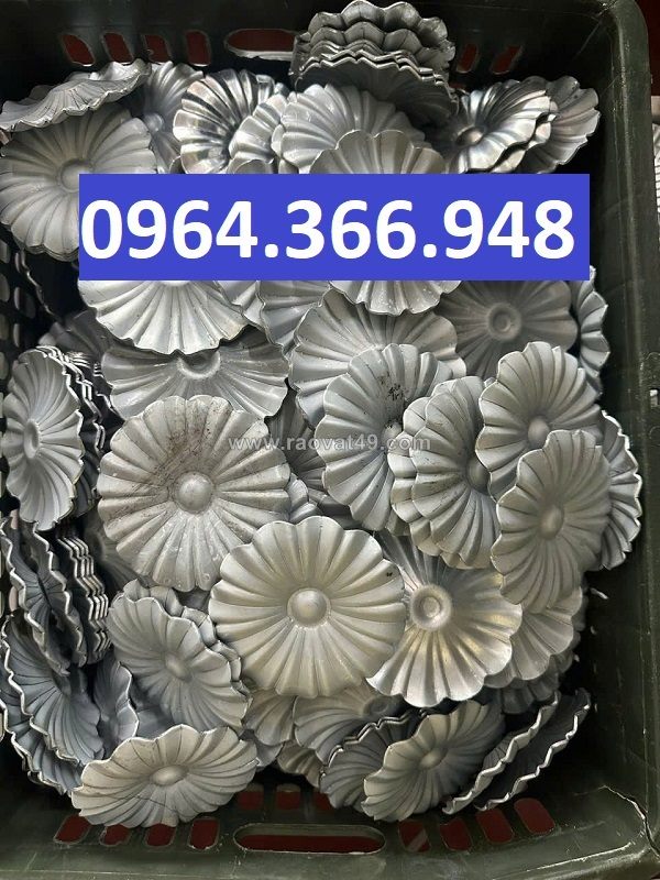 Hoa cúc chấm sắt tôn tạo nét riêng cho hoa văn