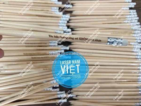 ~/Img/2026/8/khac-laser-but-chi-theo-yeu-cau-mon-qua-nho-dau-an-lon-02.jpg