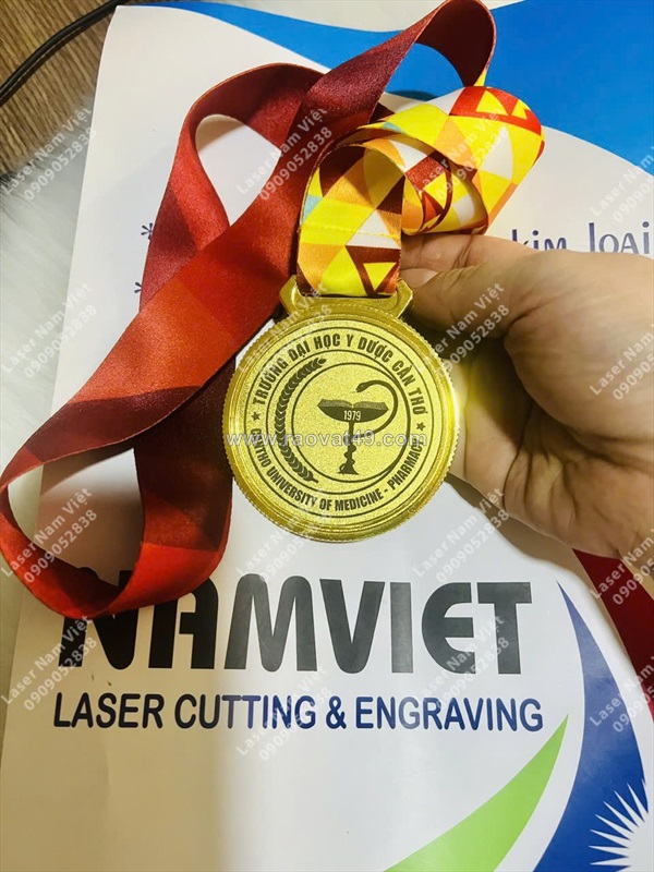 Khắc laser huy chương theo yêu cầu - vinh danh thành tích, lưu giữ khoảnh khắc