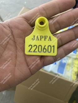 Khắc laser logo lên phụ kiện nhựa theo yêu cầu