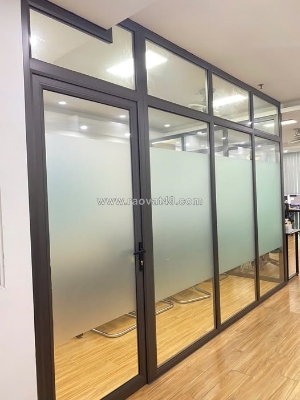 Kính màu ốp tường quầy lễ tân: mẫu đẹp, sang trọng và báo giá thi công