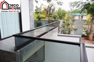 Mẫu lan can kính âm sàn không trụ mang vẻ đẹp tối giản