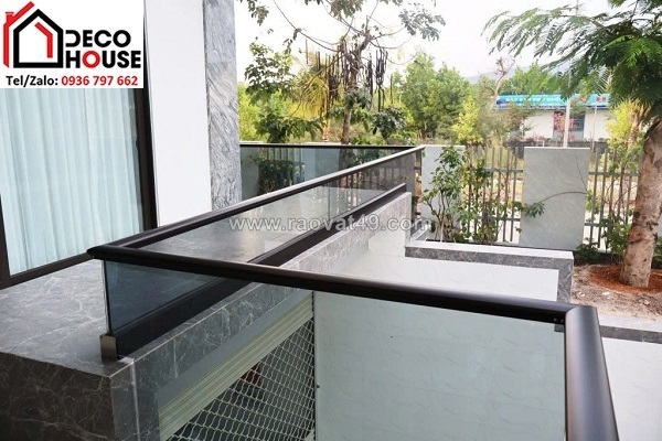 Mẫu lan can kính âm sàn không trụ mang vẻ đẹp tối giản