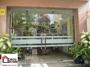 Quy trình lắp đặt cửa kính cường lực đảm bảo an toàn và độ bền cao