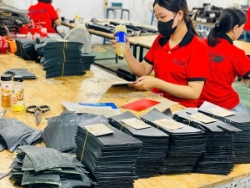 Sỉ dép da nam và phụ kiện da – lấy hàng từ một nguồn