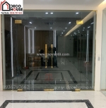 Thiết kế cửa kính cường lực phụ kiện vàng cho văn phòng cao cấp