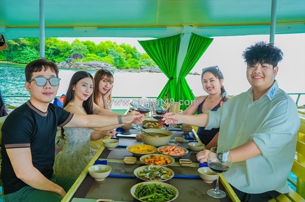 ~/Img/2026/8/tour-tau-go-nam-dao-phu-quoc-co-gi-dang-trai-nghiem-02.jpg
