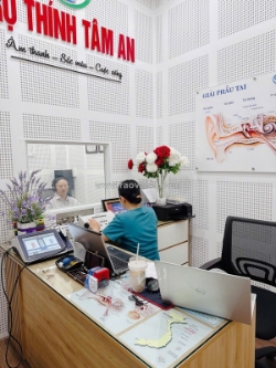 Vì sao nên đeo máy trợ thính 2 tai