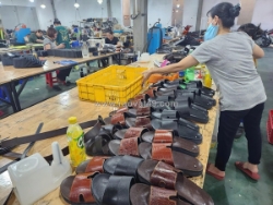 Xưởng gia công dép da tphcm – nhận làm theo mẫu và dập logo