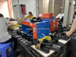 Xưởng sản xuất dép da cho khách hàng kinh doanh