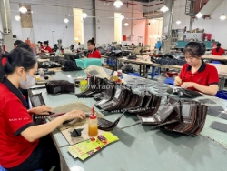 Xưởng sản xuất ví da hàng xuất khẩu cho đại lý