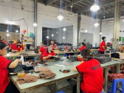 Xưởng sản xuất ví da – nhận gia công và bán sỉ