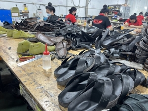 Bán dép da với nguồn hàng sỉ cho người mới