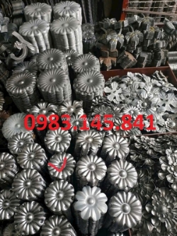 Bông cúc chấm sắt tạo điểm nhấn cho cụm hoa