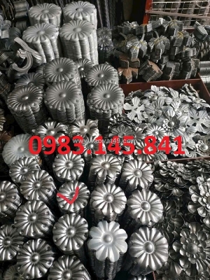 Bông cúc chấm sắt tạo điểm nhấn cho cụm hoa