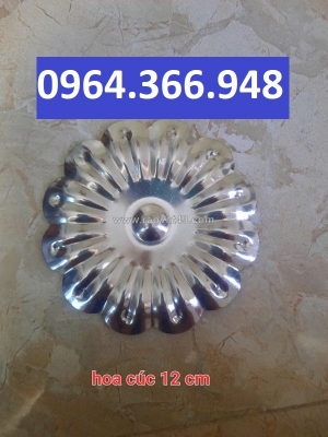 Bông cúc tôn dập tạo điểm nhấn cho cổng sắt
