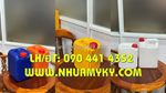 Can vuông 5 lít đựng axit thoát khí, can nhựa 2 lít đựng kiềm, can 1 lít đựng hóa chất ngành thủy sản