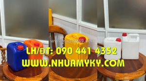 Can vuông 5 lít đựng axit thoát khí, can nhựa 2 lít đựng kiềm, can 1 lít đựng hóa chất ngành thủy sản