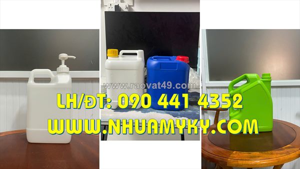 Can vuông 5 lít đựng axit thoát khí, can nhựa 2 lít đựng kiềm, can 1 lít đựng hóa chất ngành thủy sản