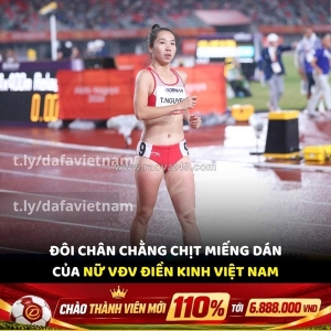 Đôi chân chằng chịt miếng dán, nhưng vẫn bước ra đường piste…