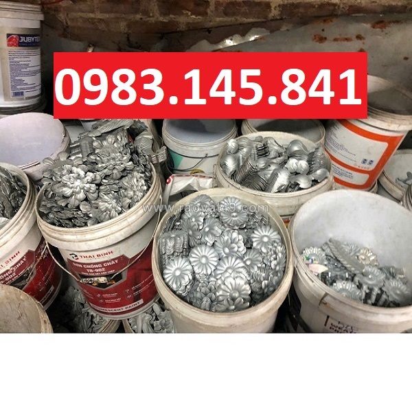 Hoa cúc sắt dập kết hợp hoa văn sắt mỹ thuật