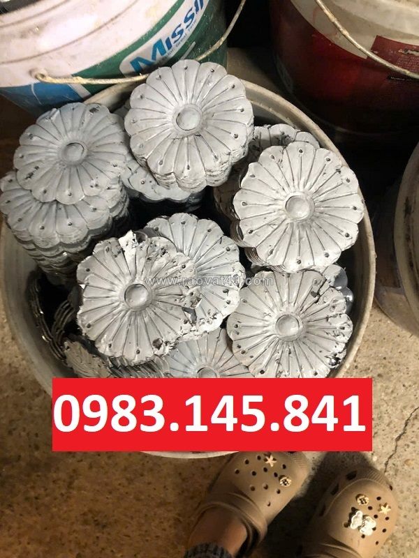 Hoa cúc sắt dập kết hợp hoa văn sắt mỹ thuật