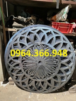 Hoa văn trang trí trong vòng tròn sắt theo phong cách riêng