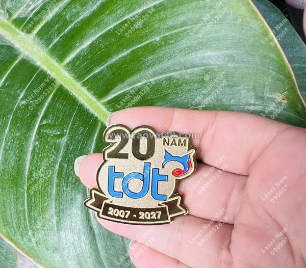 Huy hiệu mạ vàng - sản xuất theo biên dạng logo khách hàng