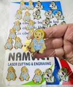 Huy hiệu sticker ăn mòn lên màu – nhỏ gọn mà cực nổi bật