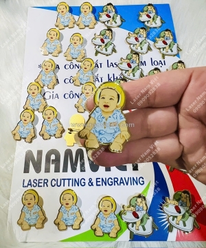 Huy hiệu sticker ăn mòn lên màu – nhỏ gọn mà cực nổi bật