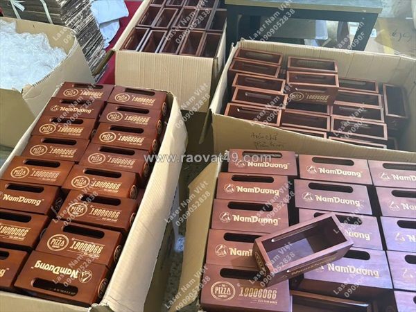 Khắc laser logo lên hộp gỗ theo yêu cầu - khắc nhanh, giá xưởng