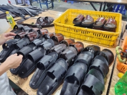 Nguồn hàng dép da bò cho shop dễ nhập