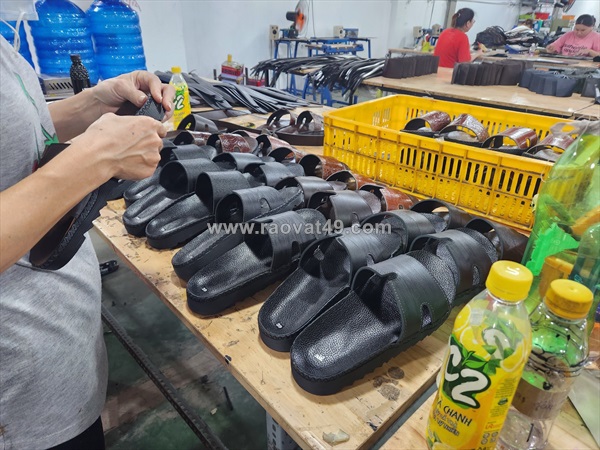 Nguồn sỉ dép da bò tại xưởng không qua trung gian