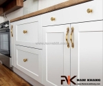 Tân trang căn bếp cổ đơn điệu với bộ tay nắm tủ cổ điển