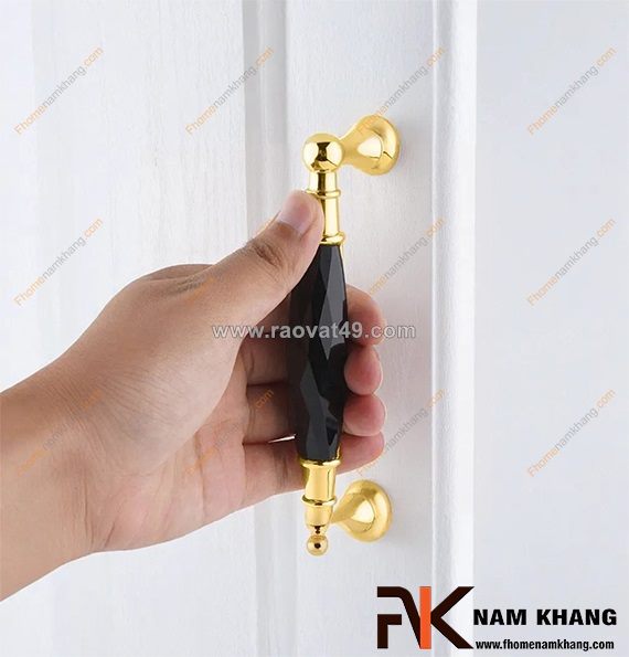 Tay nắm tủ pha lê – điểm nhấn lấp lánh cho không gian sáng tạo