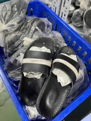Xưởng dép da nhận dập logo – làm mẫu riêng cho thương hiệu