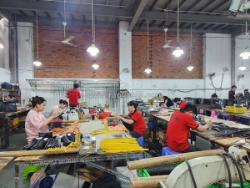 Xưởng gia công đồ da – phát triển mẫu riêng cho thương hiệu