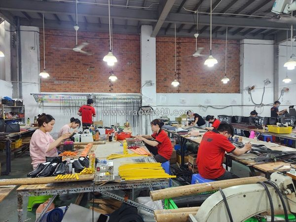 Xưởng gia công đồ da – phát triển mẫu riêng cho thương hiệu