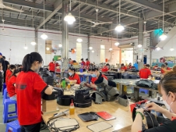 Xưởng sản xuất đồ da – kiểm tra mẫu trước khi sản xuất